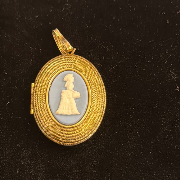 Gold and Blue Cameo Locket Pendant - Picture 4 of 4